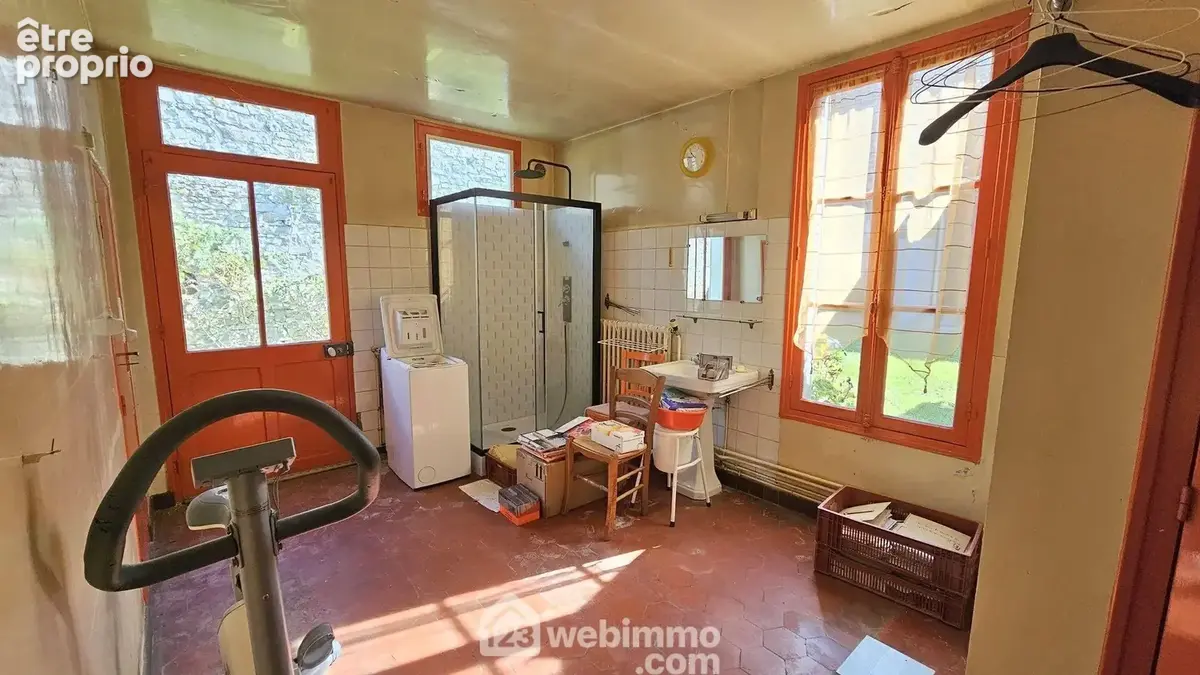 Une grande salle d'eau/WC de 14 m².