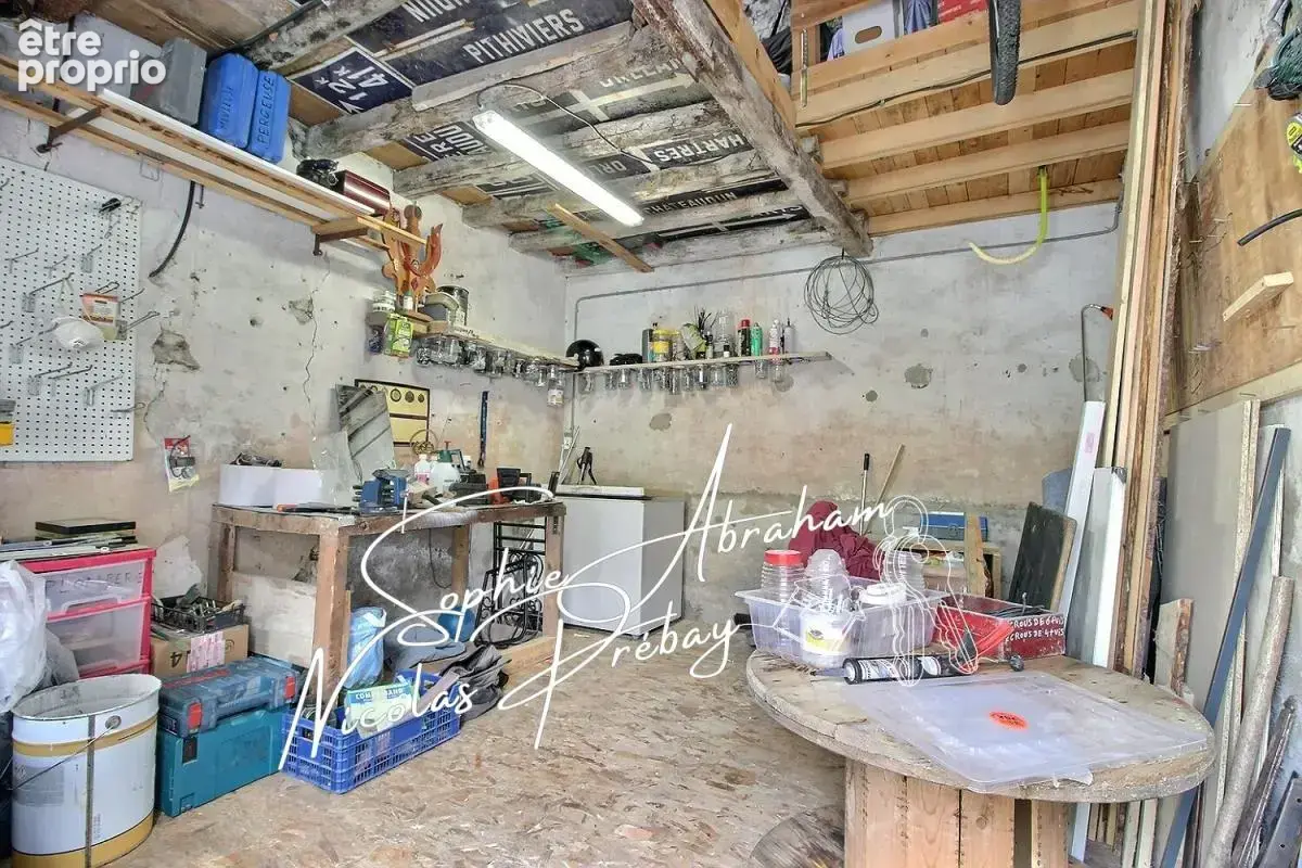Maison en pierres avec cour close de murs et dépendances - photo 11