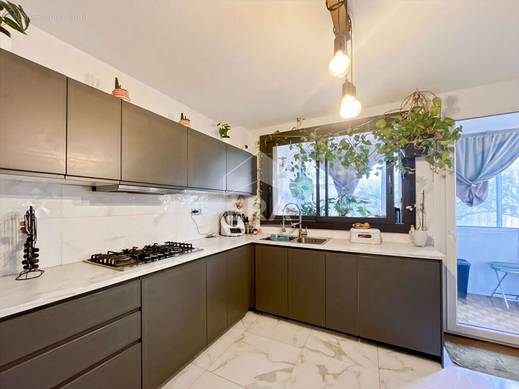 Appartement à MARSEILLE-4E