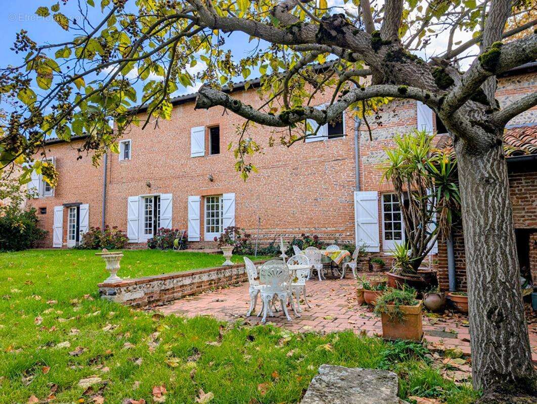 Demeure de caractère avec dépendance et garage sur terrain de 1100 m² - photo 2