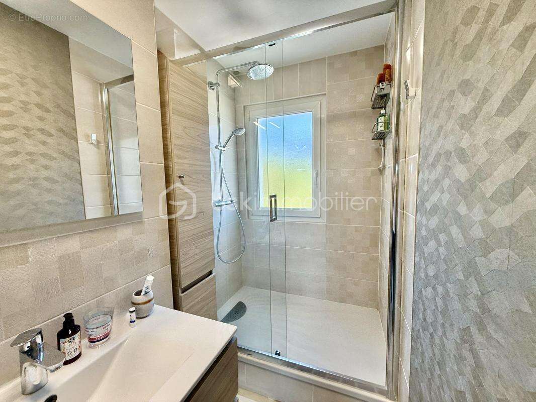 Appartement lumineux cinq pièces avec balcon, garage et cave - ROYAN à 10 minutes à pied de la plage de Pontaillac et du pigeonn - photo 14