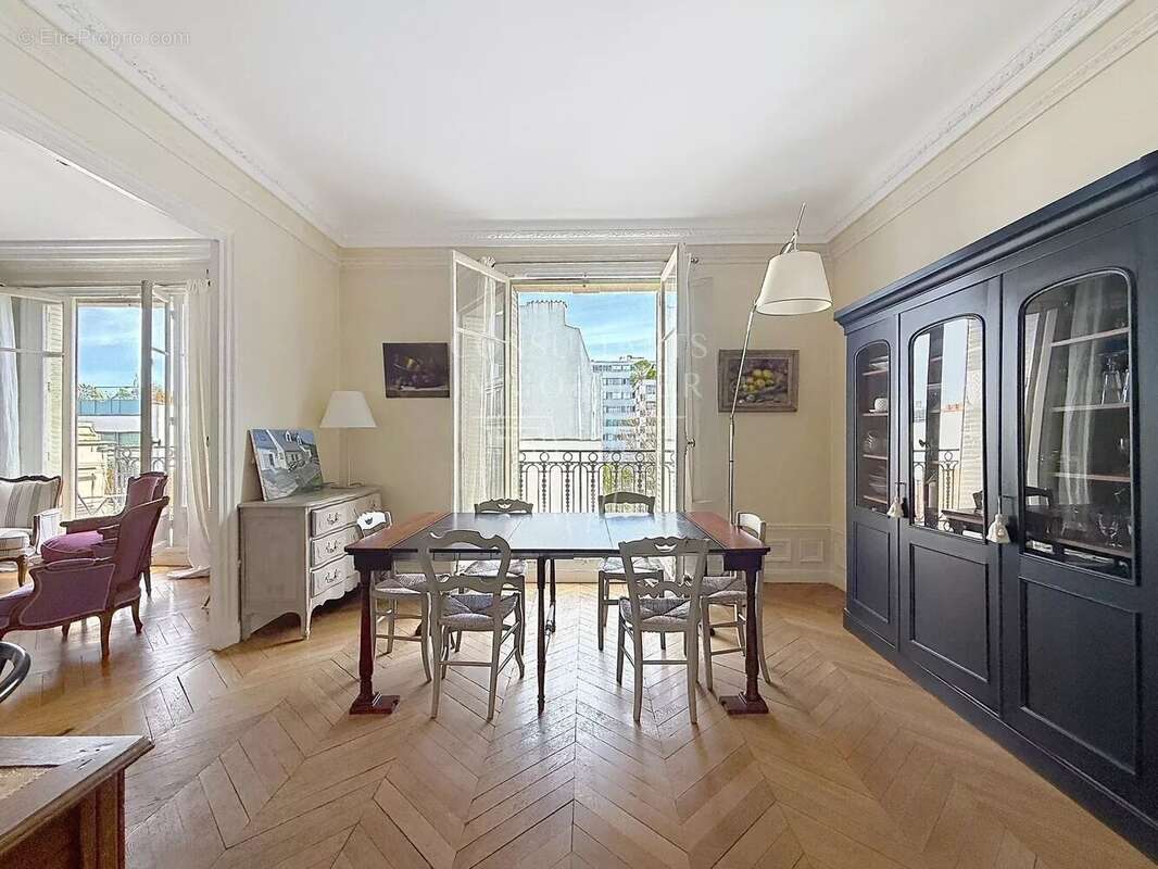 Appartement à PARIS-16E