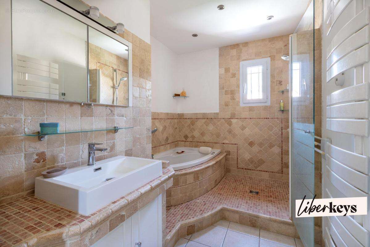 Maison familiale 108 m² – Jardin, piscine, garage et 3 stationnements – Toulon Sainte-Musse  - photo 5