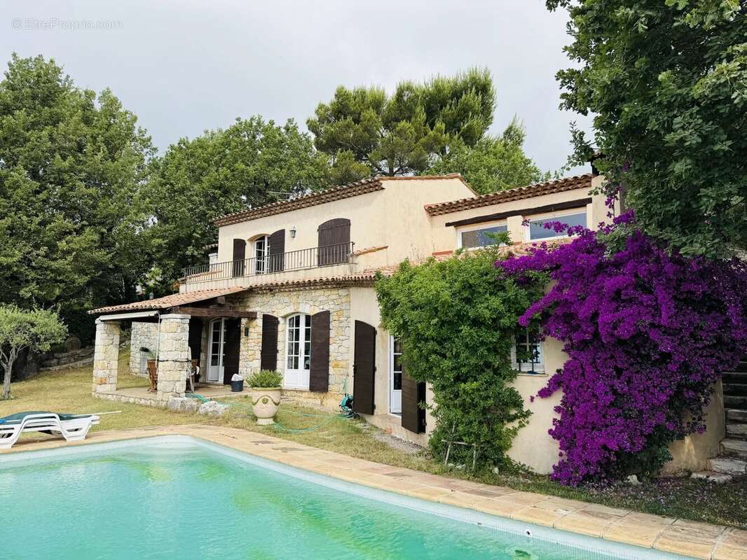Maison à CHATEAUNEUF-GRASSE