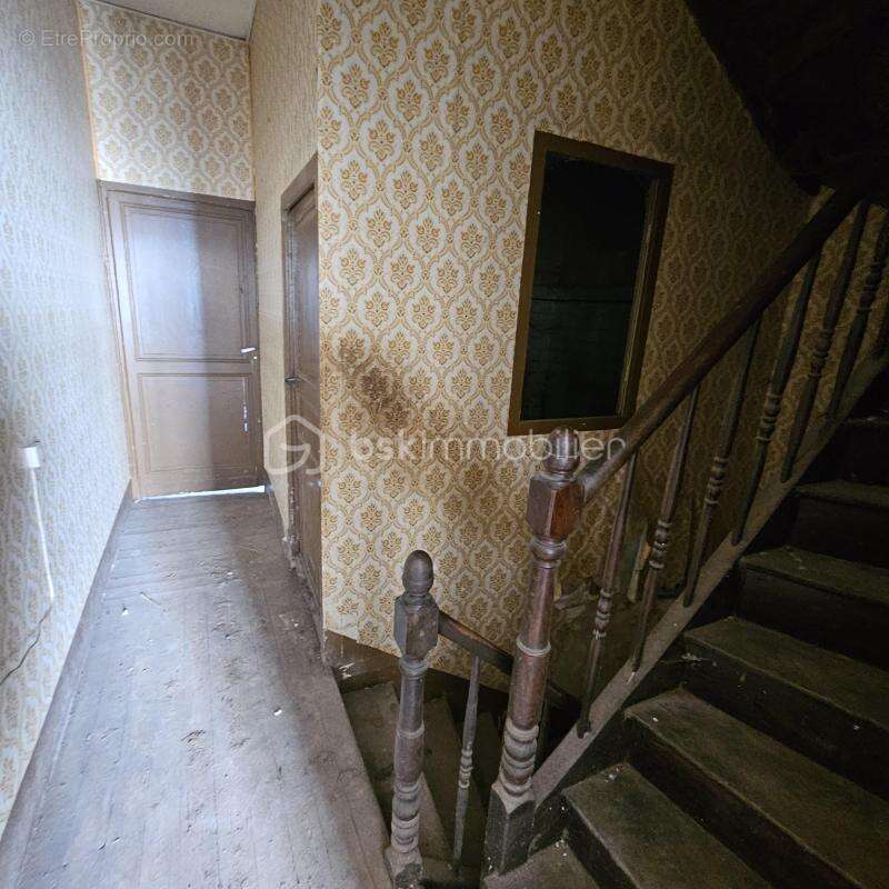 FLEURANCE — CŒUR DE VILLE Maison de ville de 114m2 traversante avec cour et appentis — A rénover. Fort potentiel - photo 11