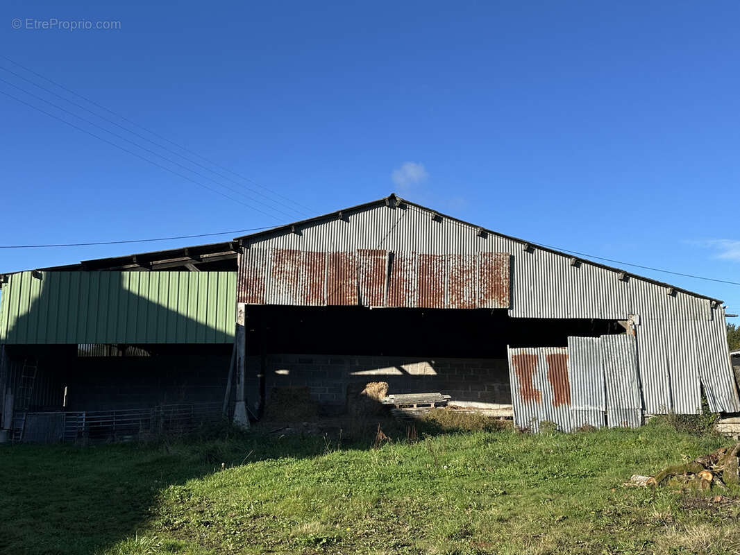 Parking à SAINT-LORMEL