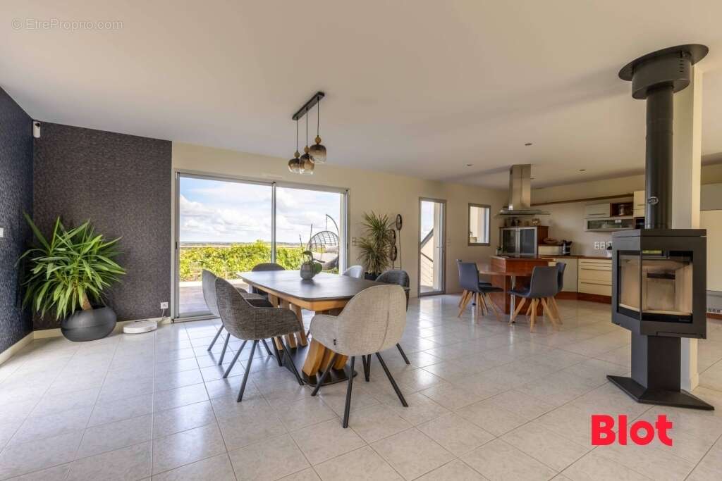 Maison à MONTFORT-SUR-MEU