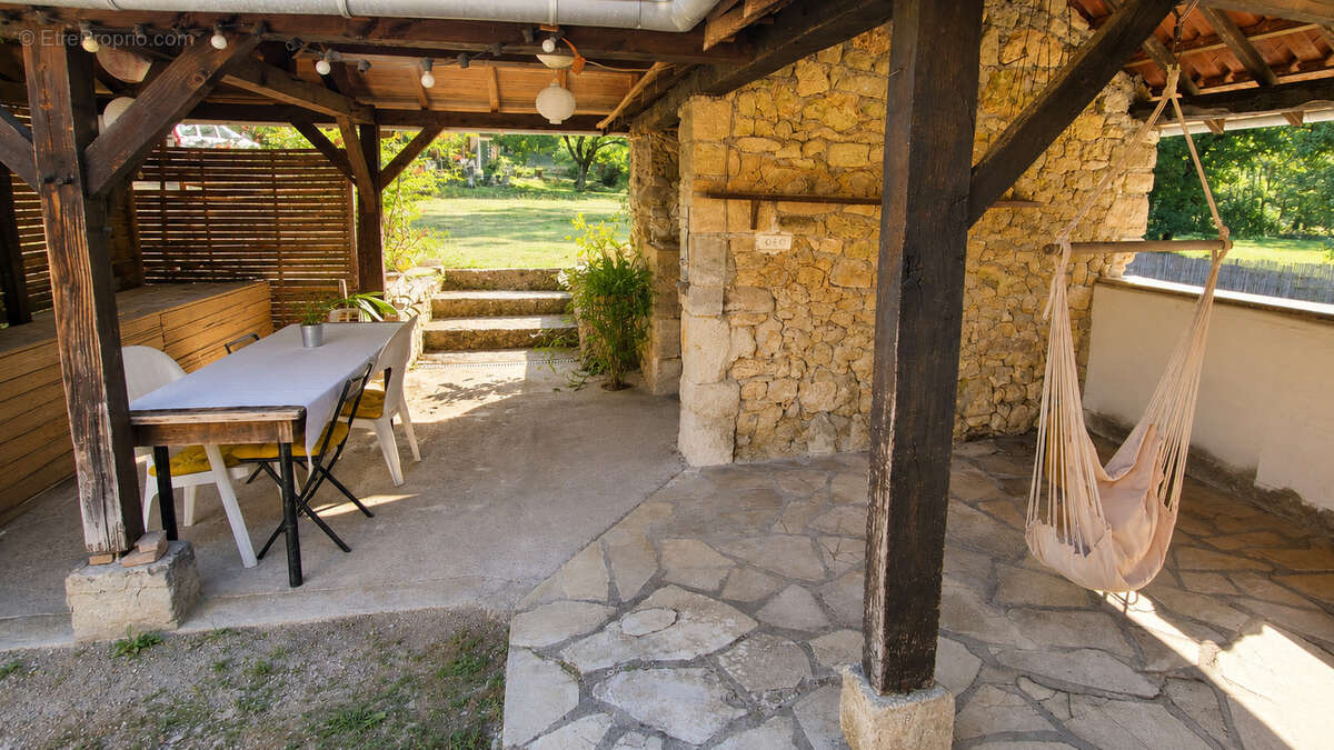 Ancien moulin en pierre, dépendances et près de 1,2 hectare dans un environnement privilégié - photo 4