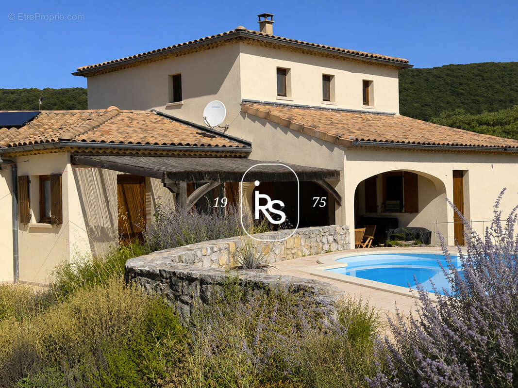 Une villa de caractère de 124 m2 avec piscine, garage et dépendances sur 4300 m2 de terrain avec oliviers. - photo 2