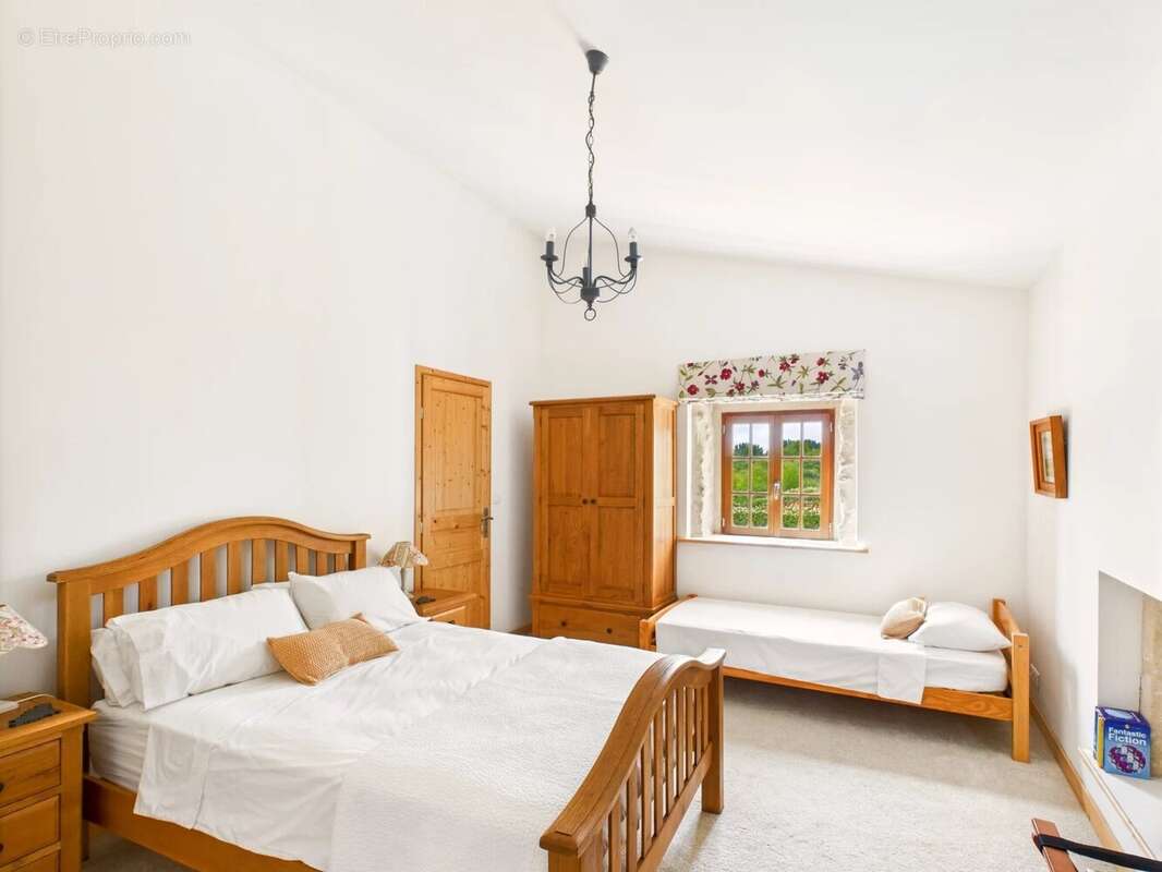 Maison à SAINT-PIERRE-DE-JUILLERS