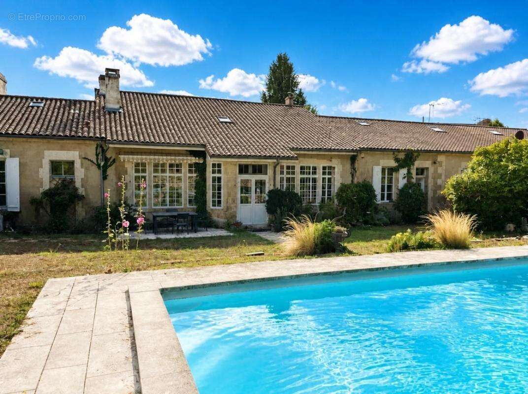 Élégante demeure de caractère avec piscine et vaste jardin - 5 chambres - Mouthiers sur Boëme (16) - photo 18