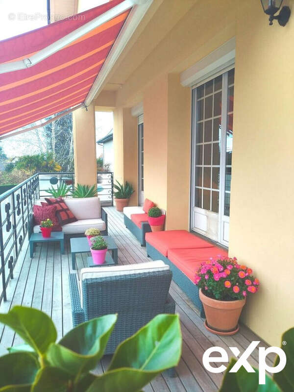 Projection d'une terrasse agrémentée d'un salon de jardin cosy - Maison à MUSSIDAN