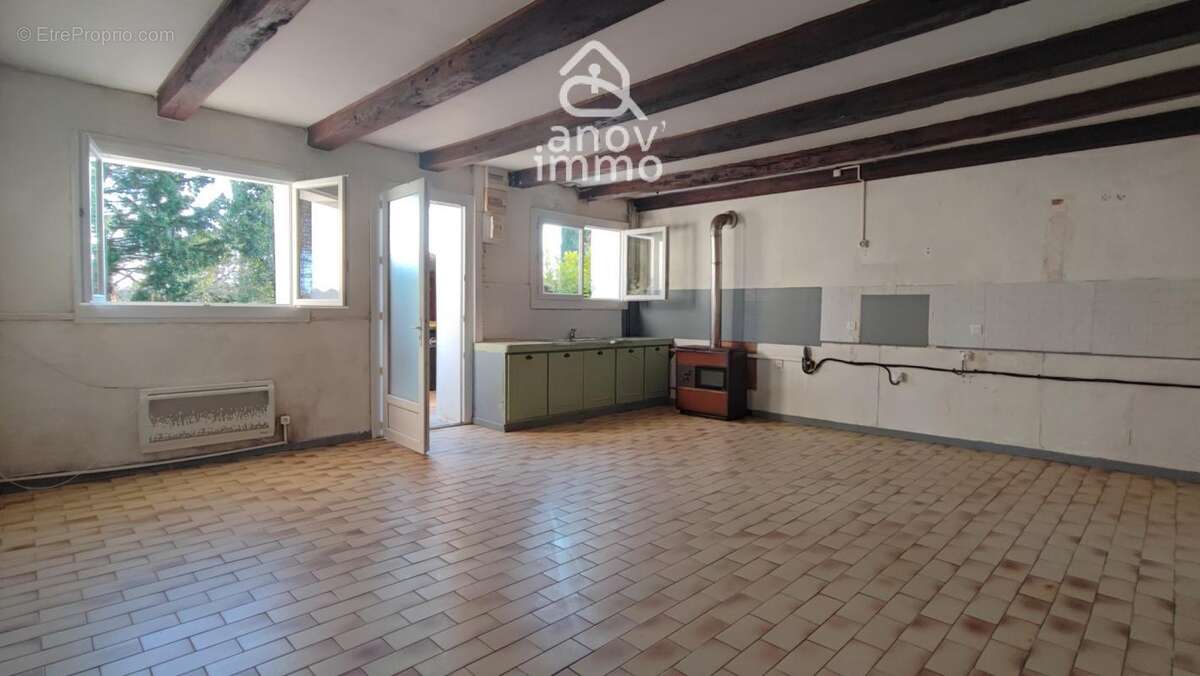 Maison de village avec 3 chambres, un jardin, puits, cave et - photo 3