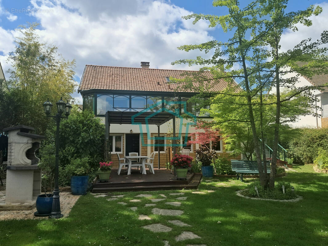 Maison à LA QUEUE-LES-YVELINES