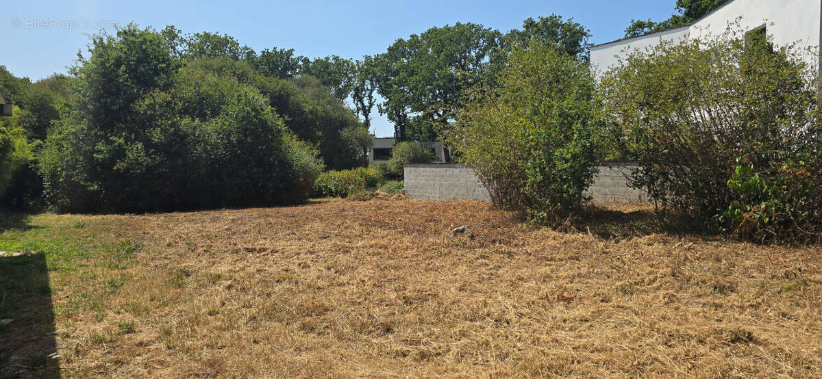 Terrain à COMBRIT
