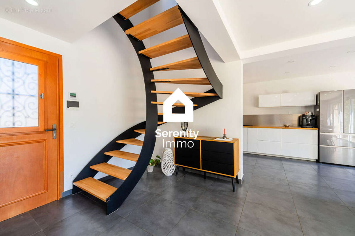 Maison de type 4 de 145m² sur 1000m² de terrain secteur Renardière 13170 - photo 6