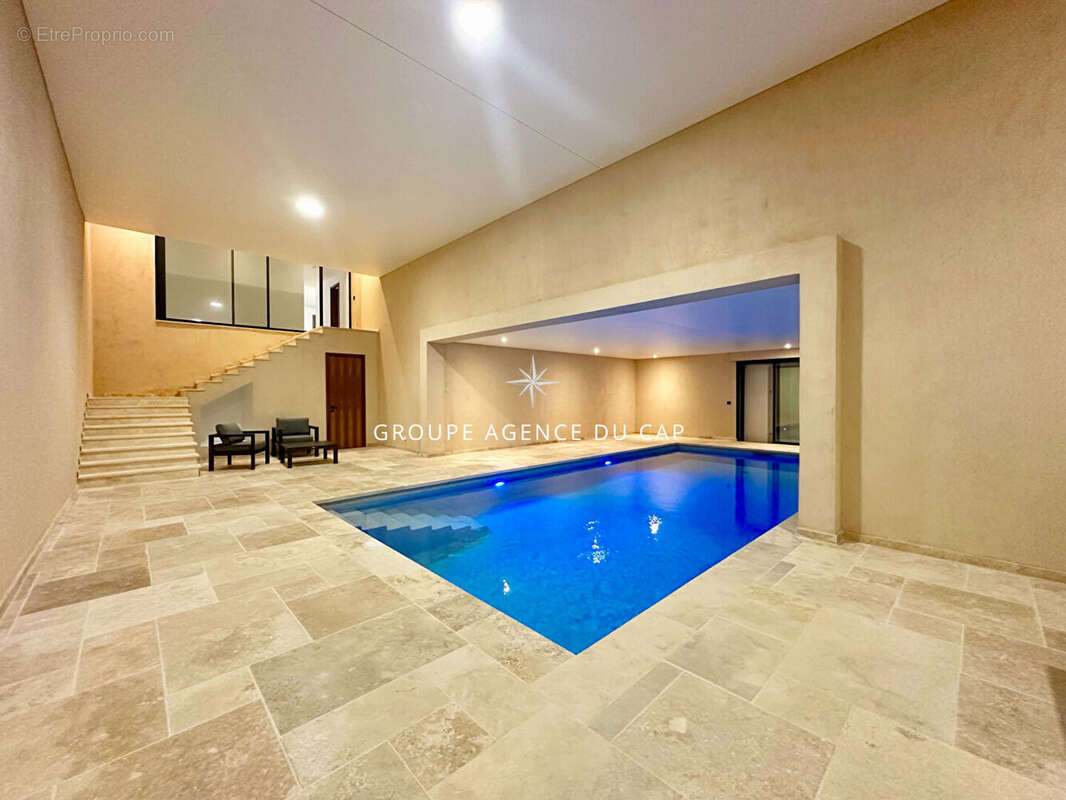 Les issambres villa luxueuse vue mer panoramique 7 chambres avec garage 4  voitures piscine intérieure et extérieure - photo 14