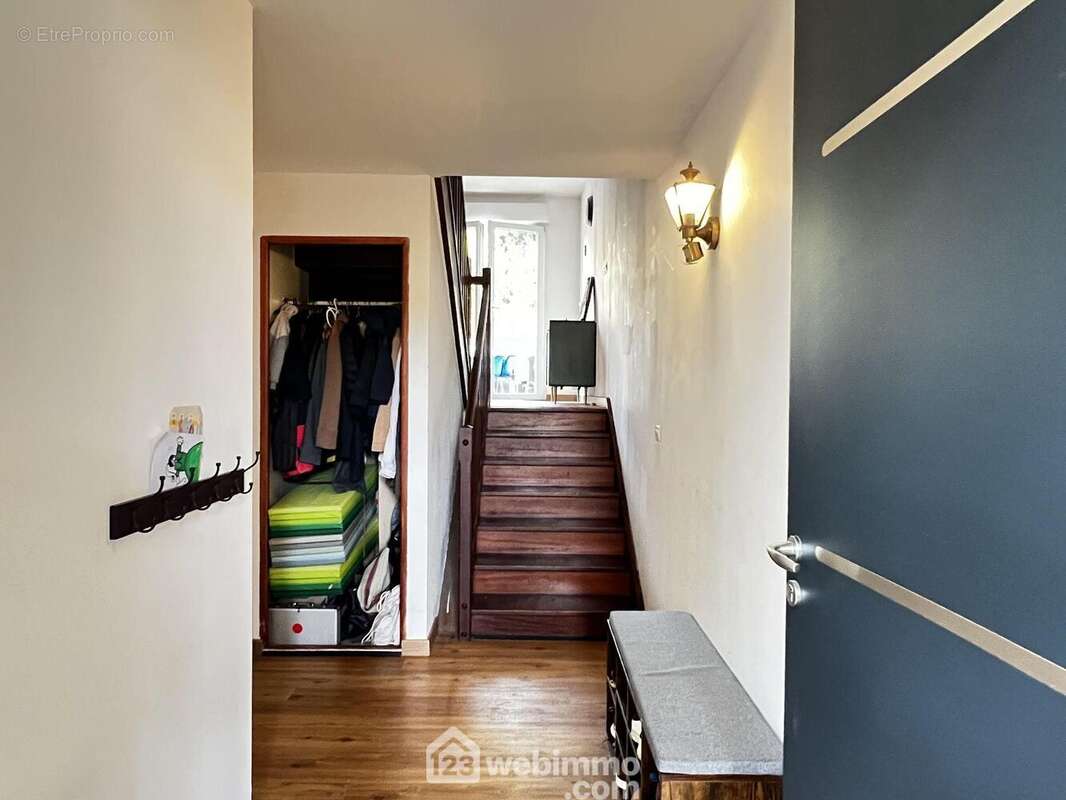 Sur 3 niveaux, - Maison à CHOISY-LE-ROI