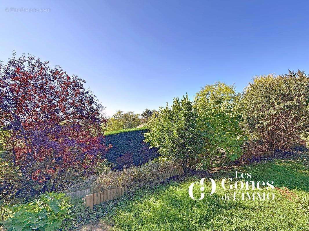 Maison à SAINT-GENIS-LES-OLLIERES