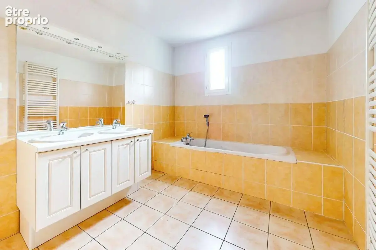 SAINT-SAVIN – Maison de caractère de 147 m² avec grand terrain et dépendance - photo 9