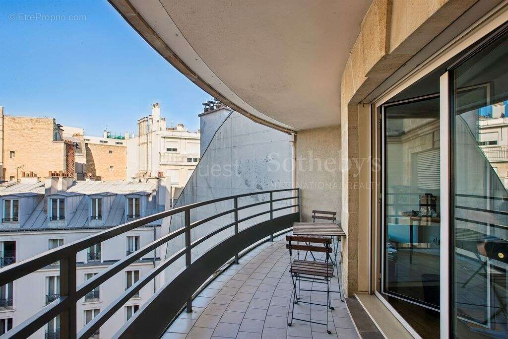 Appartement à PARIS-16E