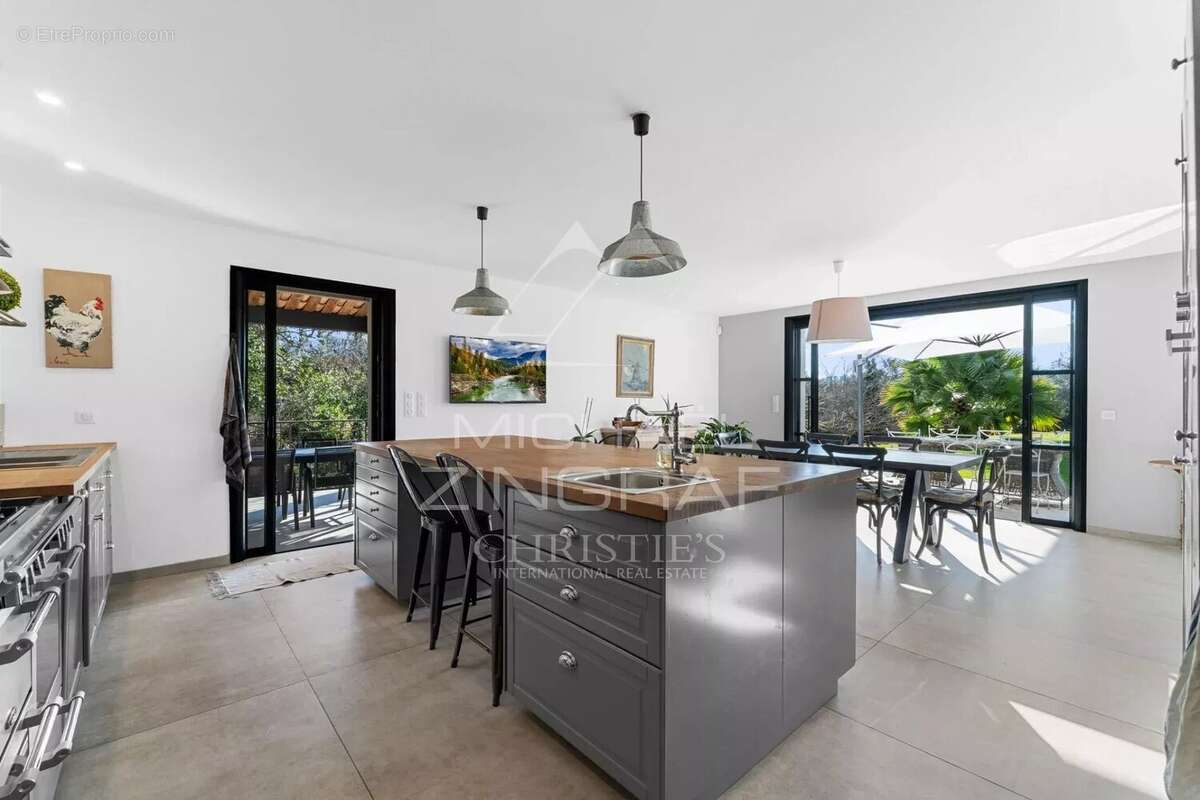 Maison à CHATEAUNEUF-GRASSE