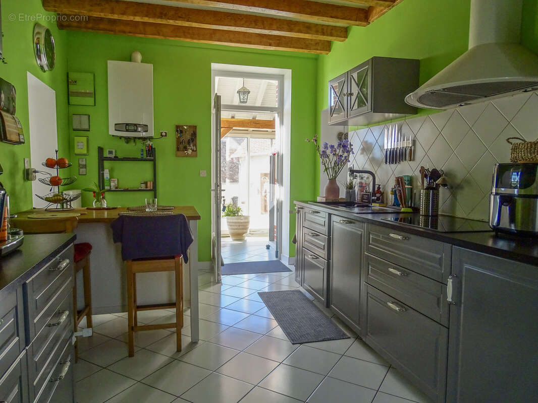 Maison à LA CHAPELLE-MONTMARTIN