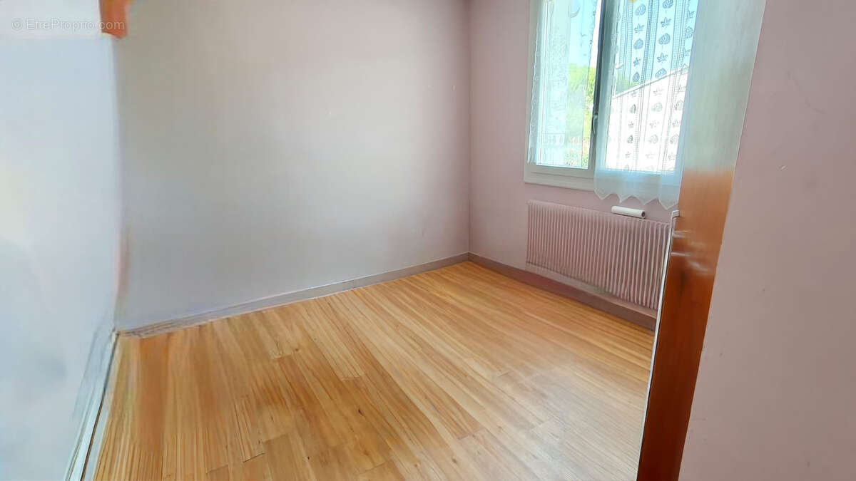 À seulement 3 km de Limoux, dans un village calme et recherché, découvrez cette maison de 130 m2 habitables of - photo 7