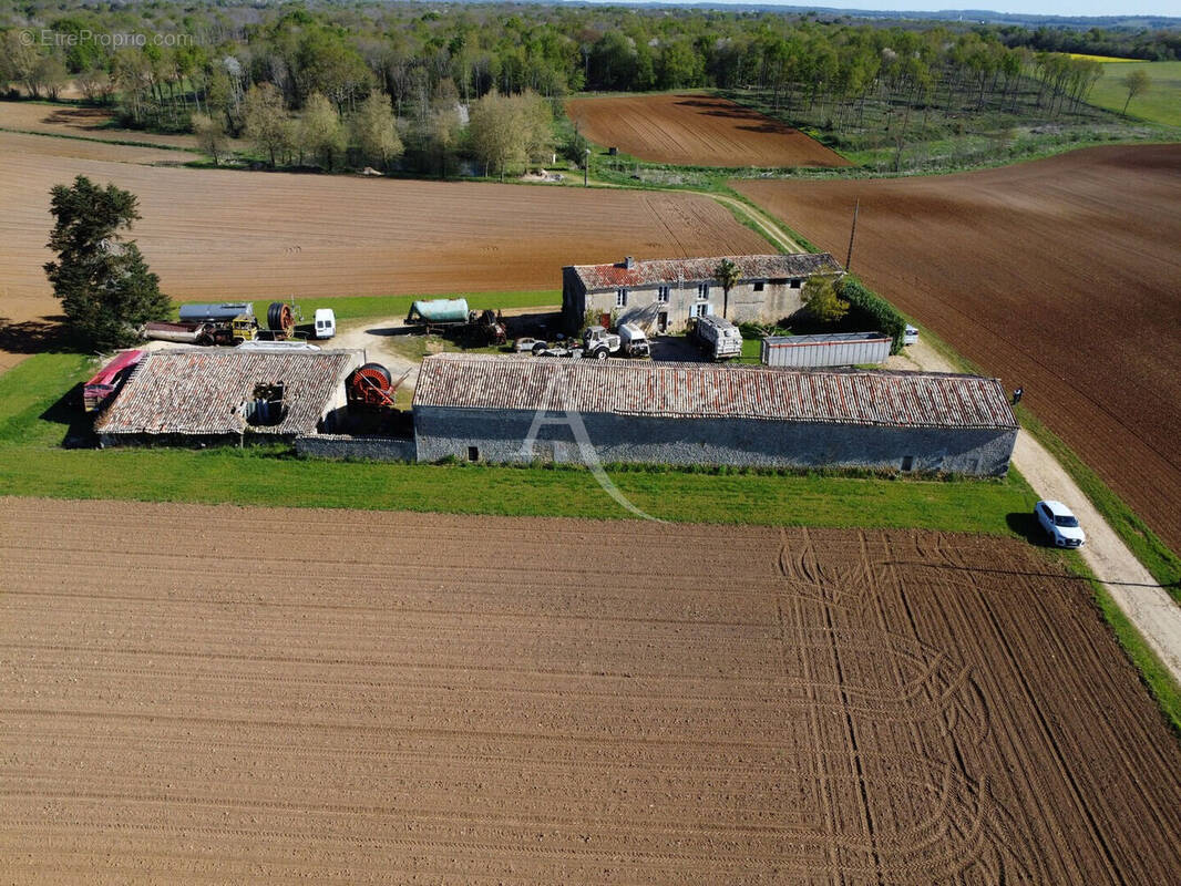 Maison à SAINT-GENIS-DE-SAINTONGE