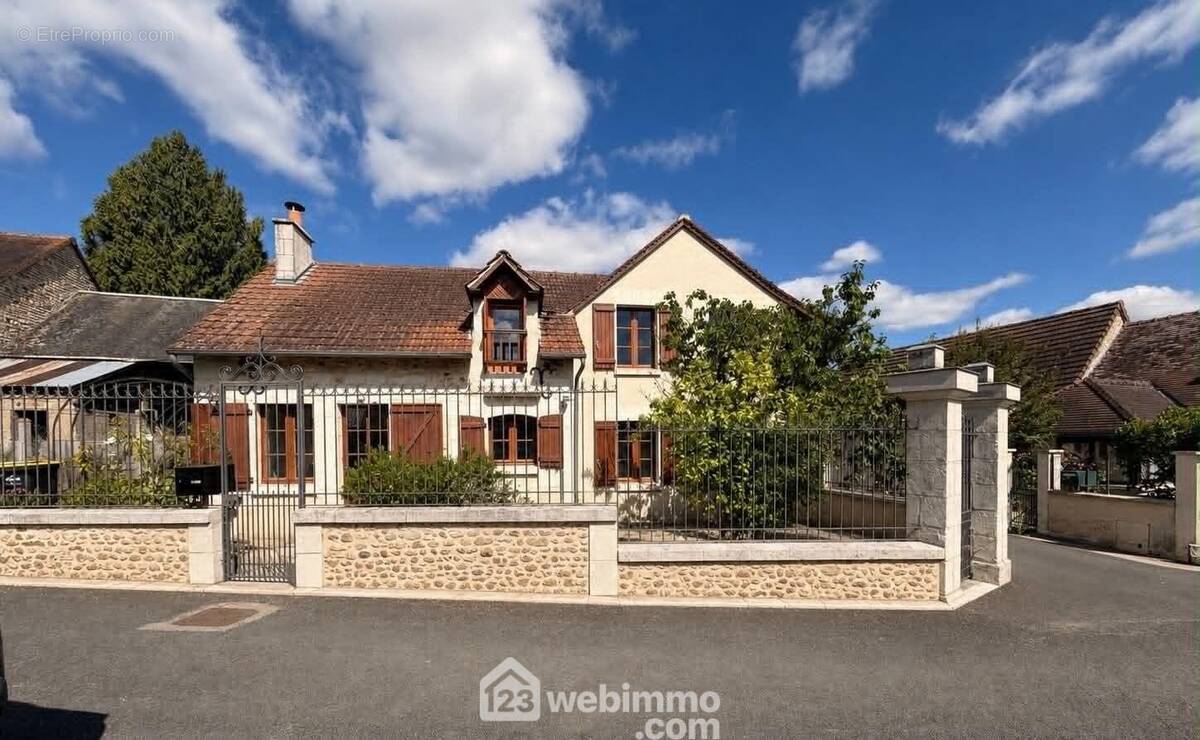 Maison en pierre, 111 m2 habitables, 2 chambres, - Maison à COUSSAY-LES-BOIS