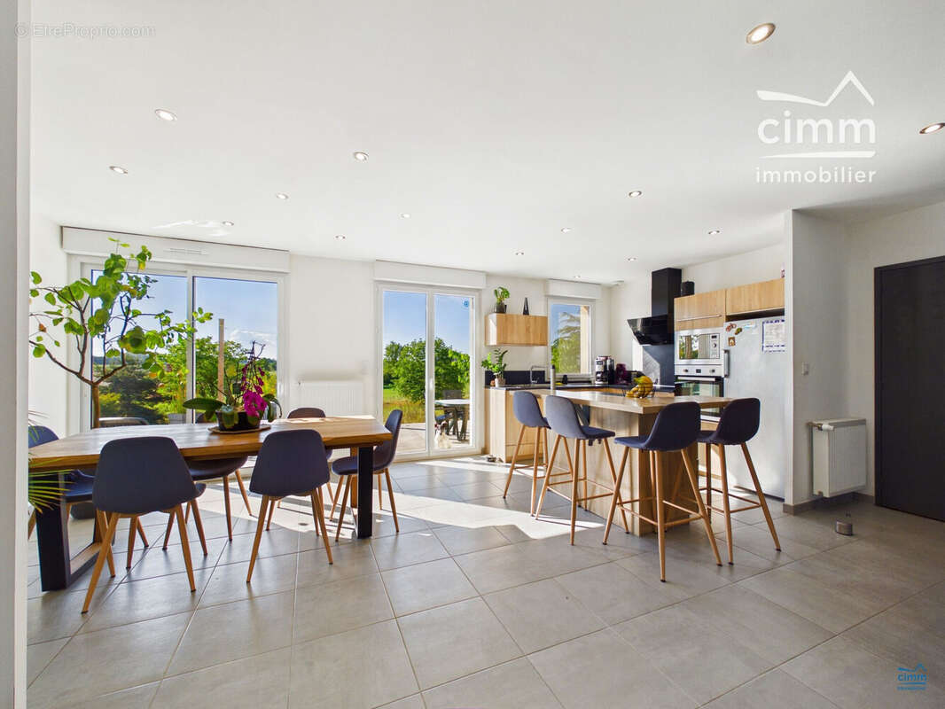 Maison 135 m² à Longue-Jumelles  - photo 2