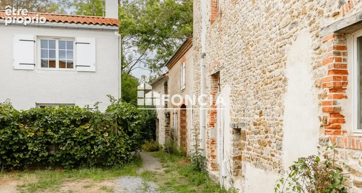 TALMONT-SAINT-HILAIRE - Maison de charme T5 de 133 m2 au coeur de la commune avec terrain de 262m2 - Charme et caractère - photo 12