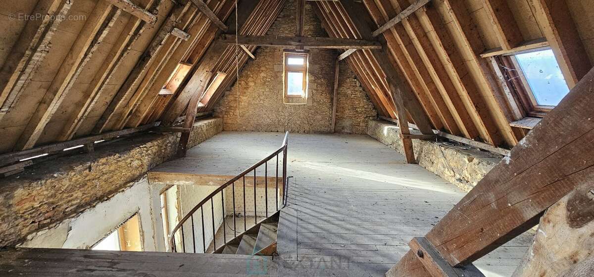 A Sarlat, vaste appartement brut de 190 m² à réinventer entièrement. - photo 10