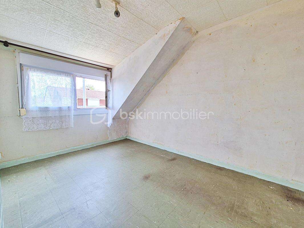 Maison semi-individuelle avec jardin arboré et garage, à rénover selon vos envies ! - photo 6