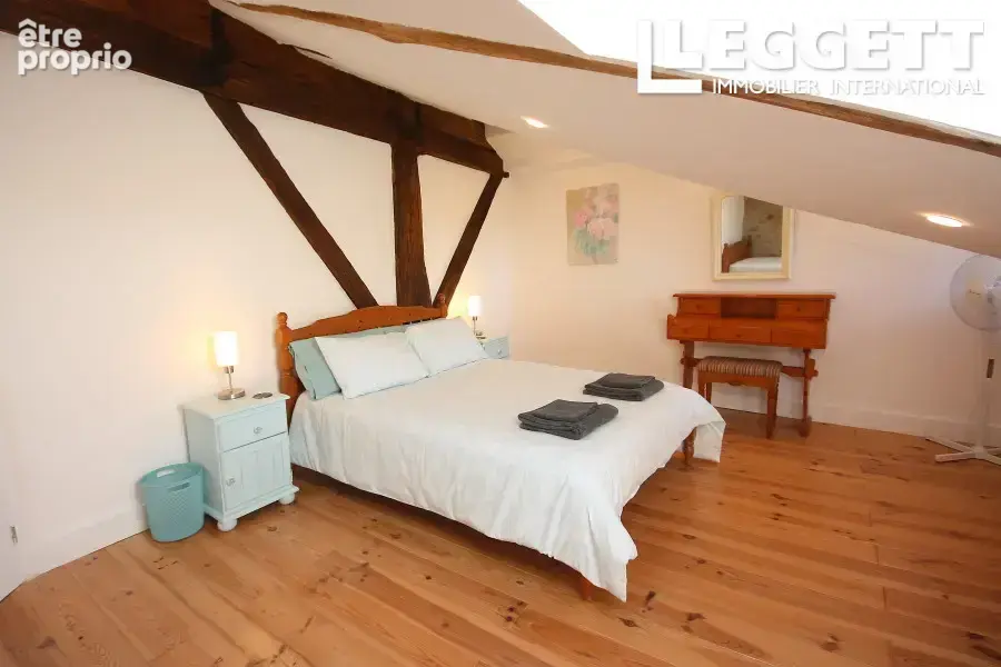 Superbe propriété de village, 4 chambres, 2 salles de bains, grange, jardin et proche des lacs de loisirs - photo 5