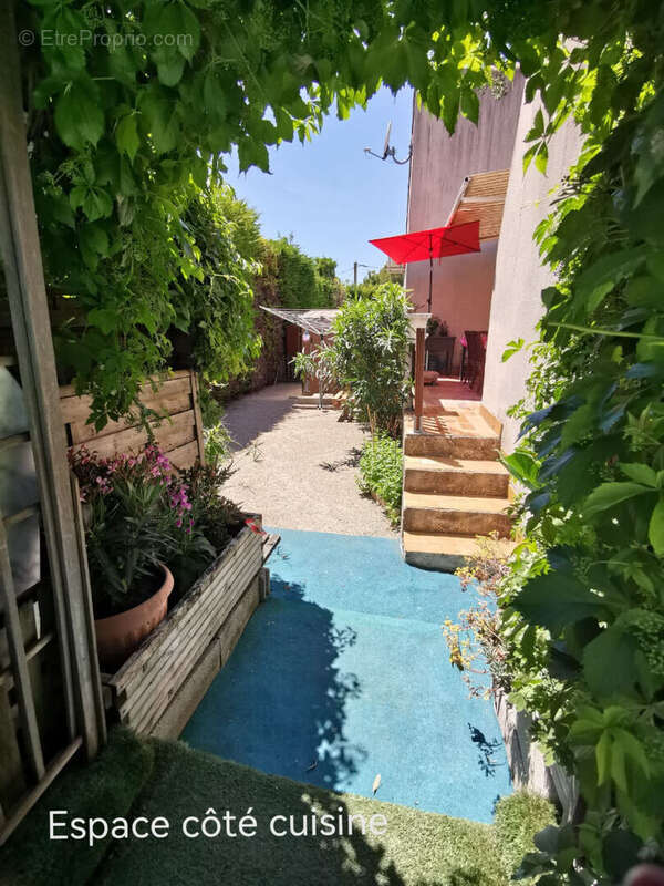 Maison à ENTRAIGUES-SUR-LA-SORGUE