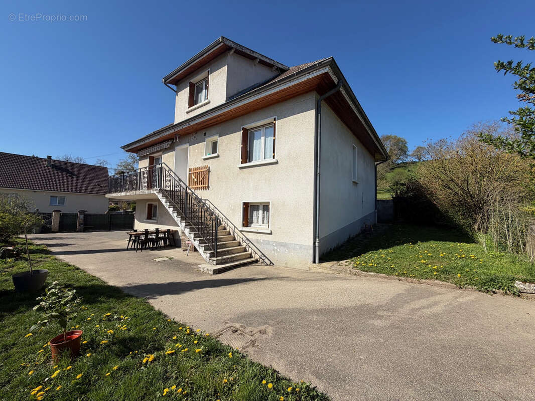 Maison à NIVOLAS-VERMELLE