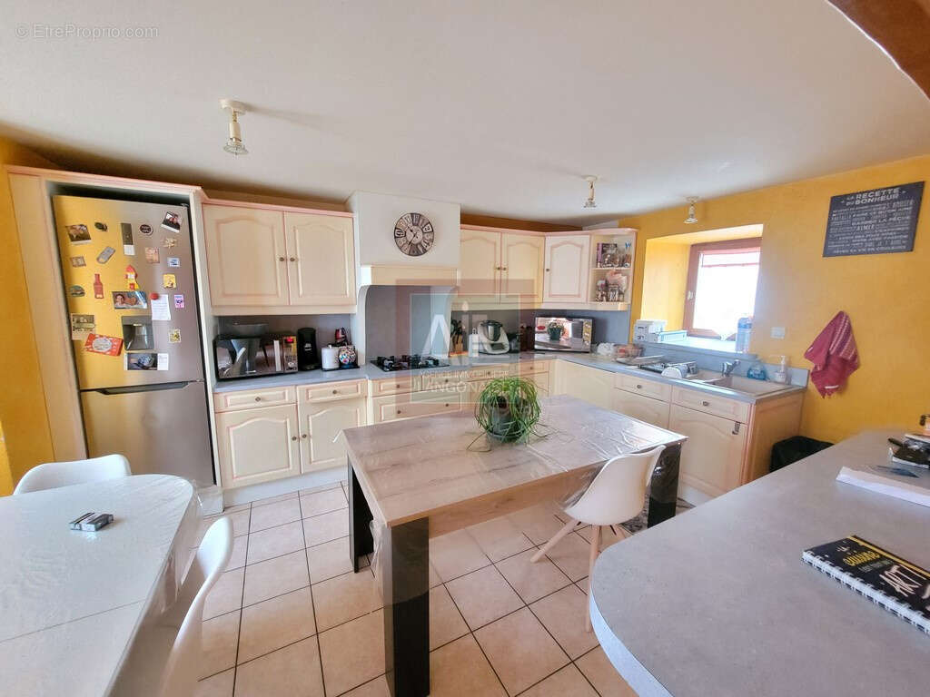 Appartement à CHATEAUNEUF-DE-RANDON