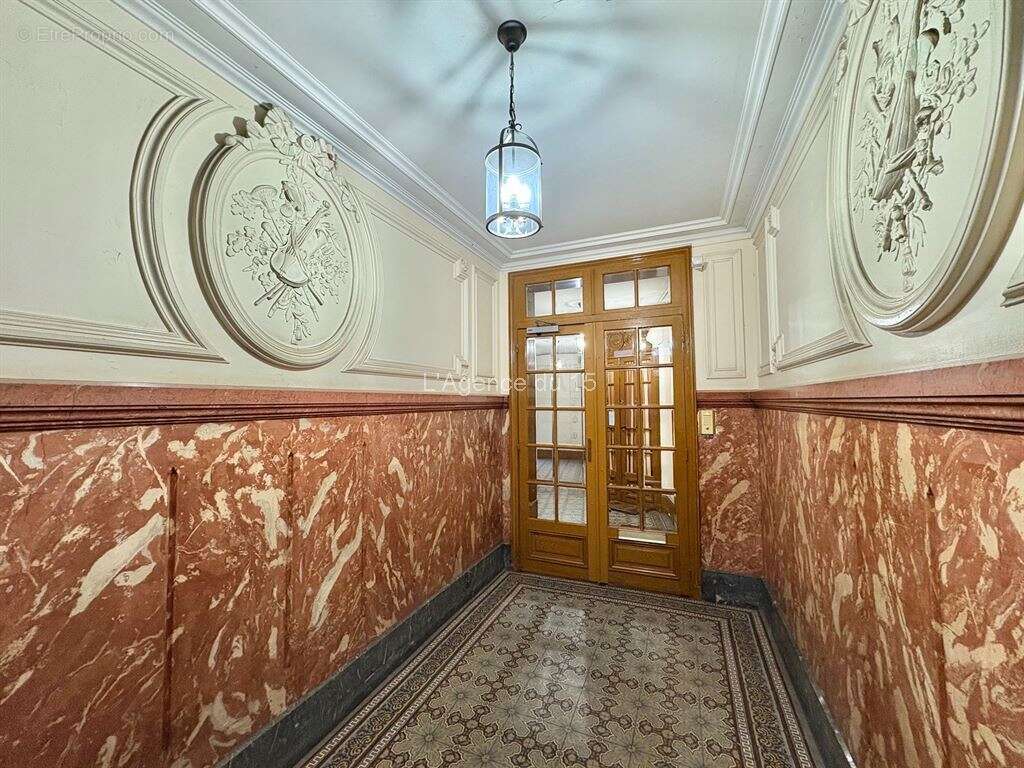 Coulee verte / beau studio / type haussmannien / dernier etage par ascenseur / - photo 7