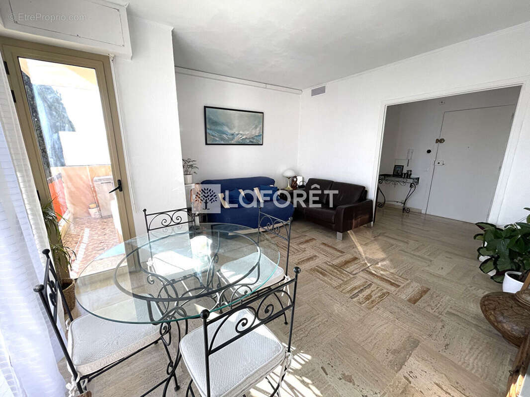 Appartement à SAINT-LAURENT-DU-VAR