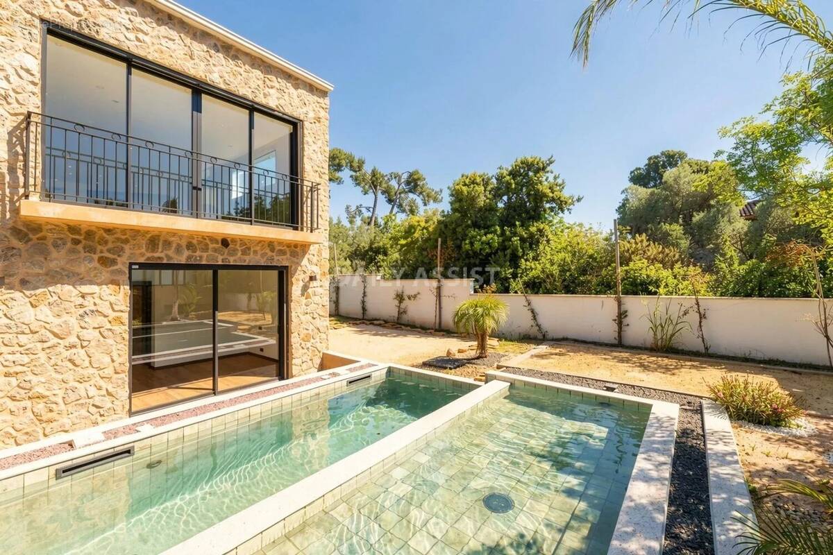 Maison à SAINT-CYR-SUR-MER