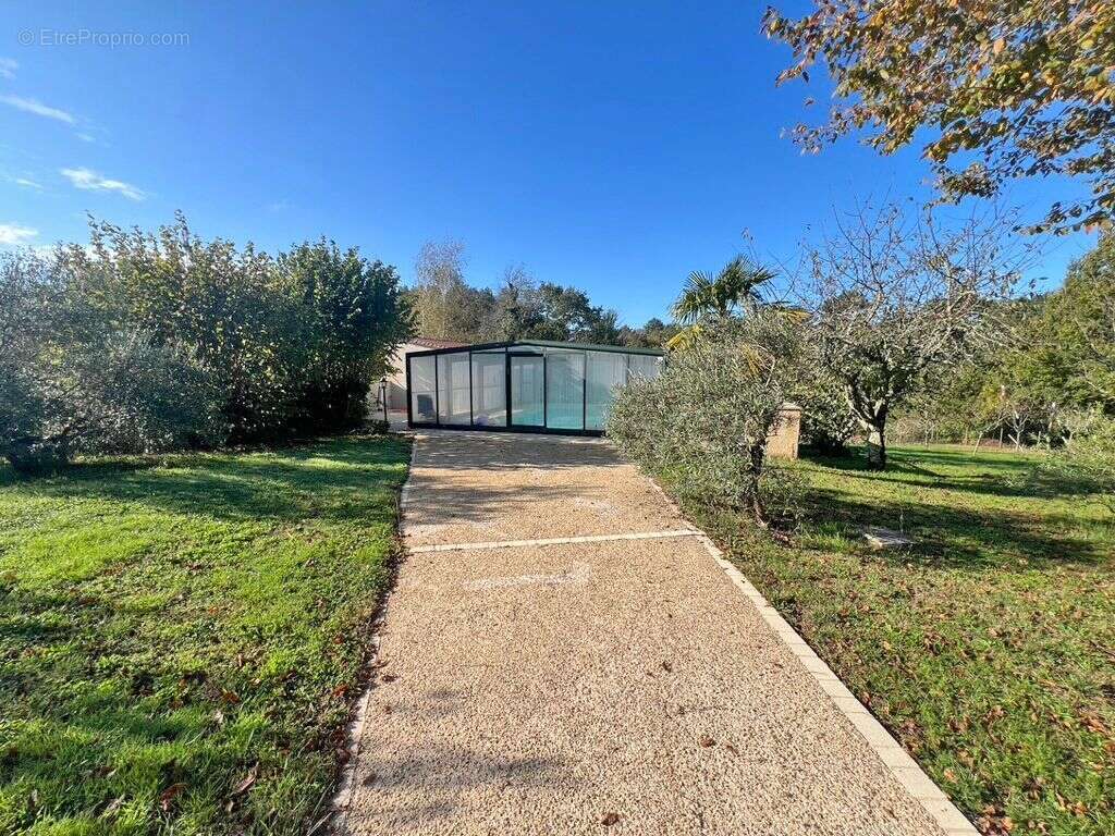 Maison à EGLISE-NEUVE-DE-VERGT