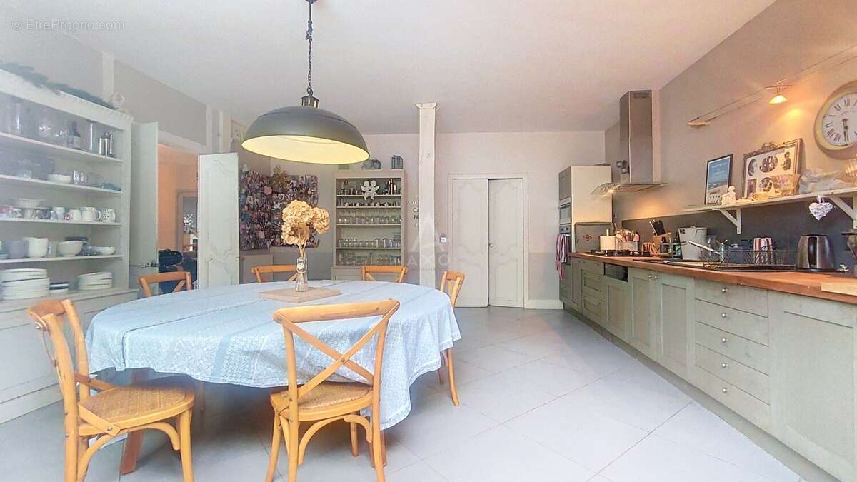Maison de ville de 312 m² au cur de Roquefort avec jardin, piscine et garage - photo 8