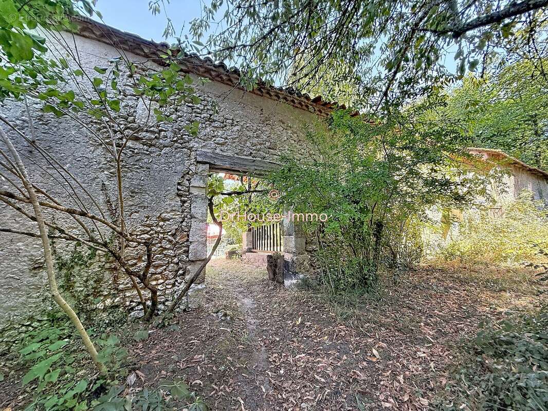 Maison 500 m² à Neuvic  - photo 3
