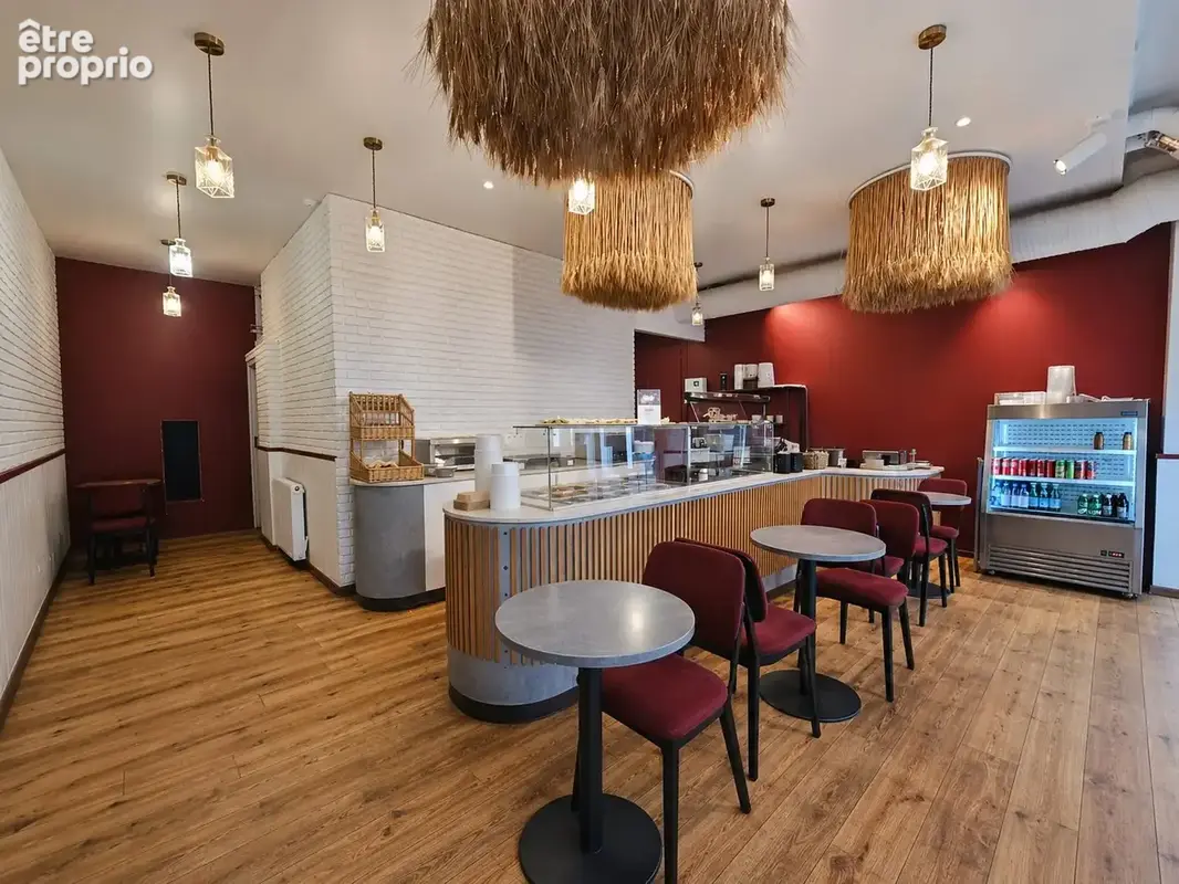 salle de restaurant avec comptoir