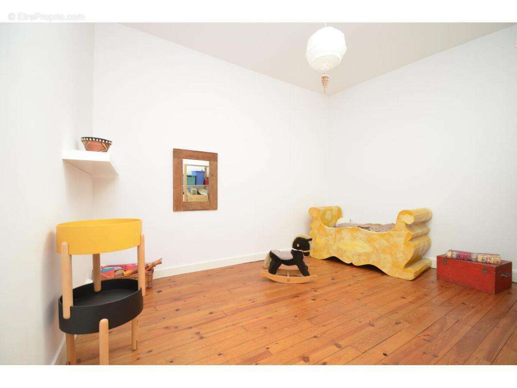 Maison à SAINT-MEDARD-DE-GUIZIERES