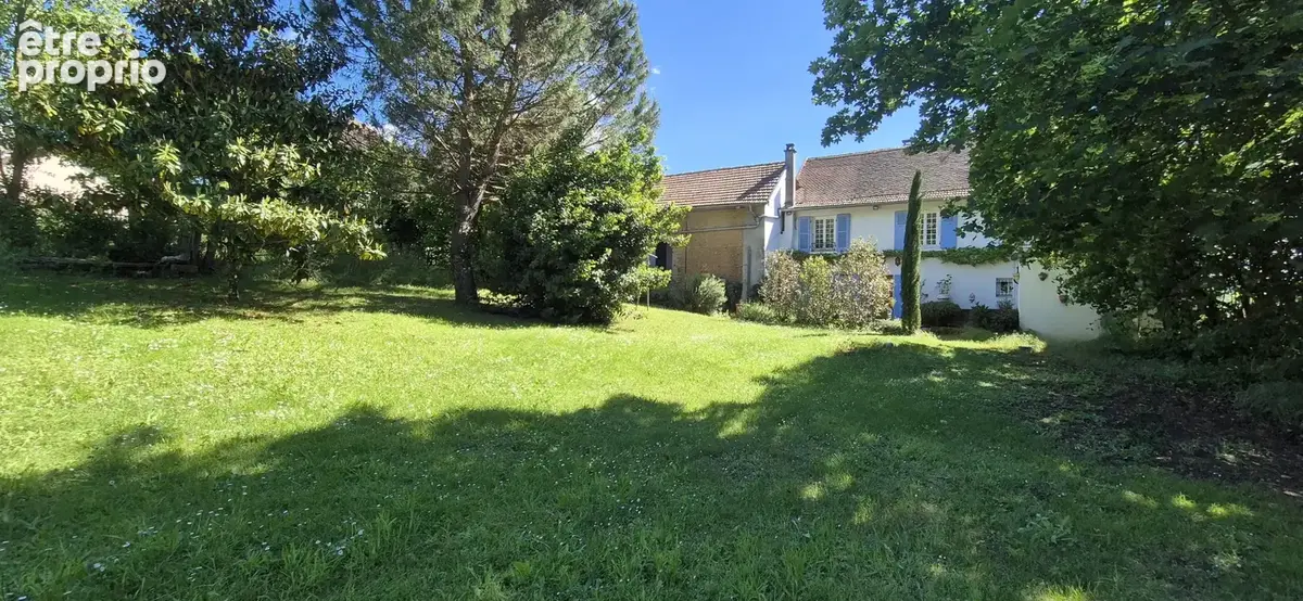 Bâtisse de 140 m2 habitables sur parce de 3375 m2, avec garage, grange et caves. - photo 7
