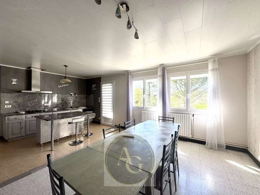 Maison à AURIAC-SUR-VENDINELLE