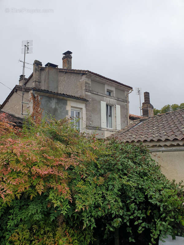  CHALAIS (16) Maison de ville à fort potentiel – 134 m² habitables + studio 39 m² – À rénover - photo 10