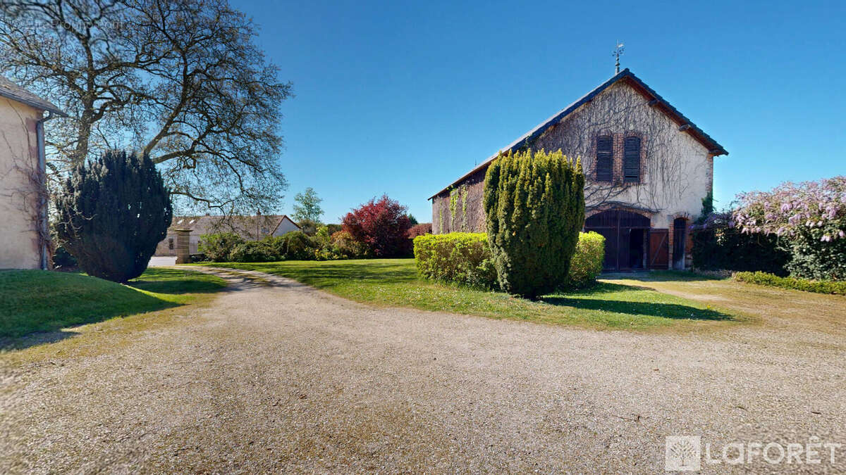 Ancienne cure du XVIIIe,  Propriété de caractère avec dépendances sur 1,7 ha - photo 12